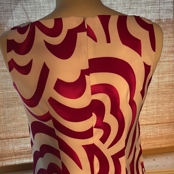 EUC Size 6 beautiful spring dress in fuchsia and white. - Picture 7 of 8